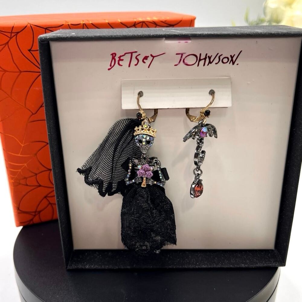 Betsey Johnson Dark Magic Skull Bride Bat Mismatched Spooky
Earrings New